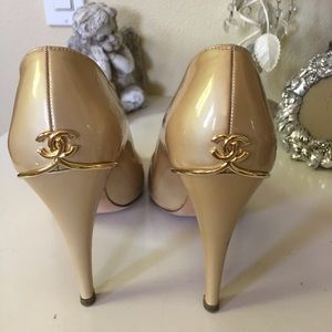Chanel cream gold patent leather pumps